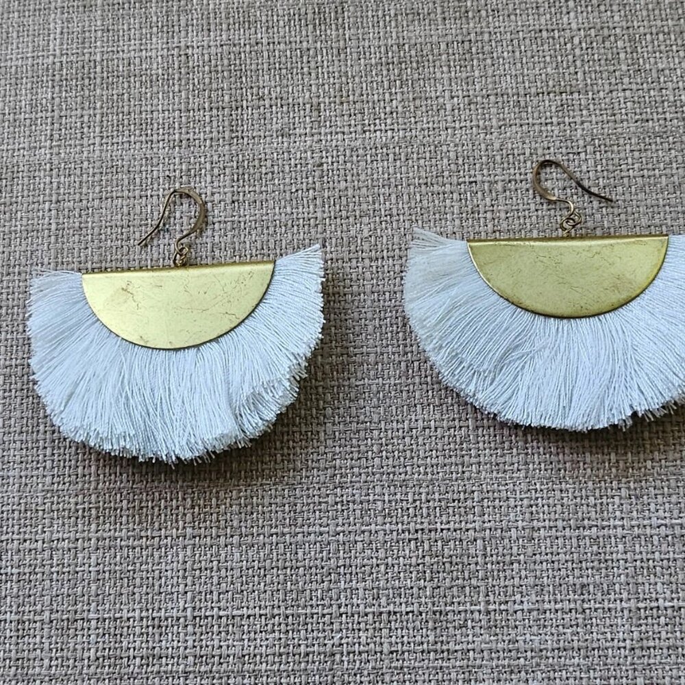 Vintage Earrings White Tassel Drop Down Gold Tone Fashion Jewelry Earrings - Picture 9 of 10